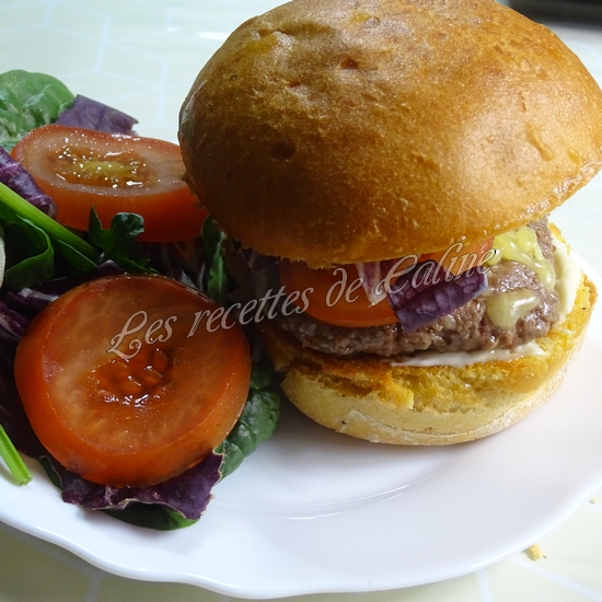 Smash burger au cheddar &amp; crudités avec une mayonnaise au paprika fumé01
